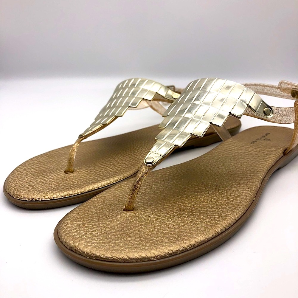 Bandolino Gold Thong Sandals 8